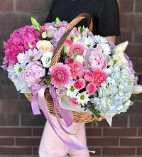 Цветочная композиция из Розы, Хризантемы, Пионы и Лизиантусы в корзине в Малой Сердобе